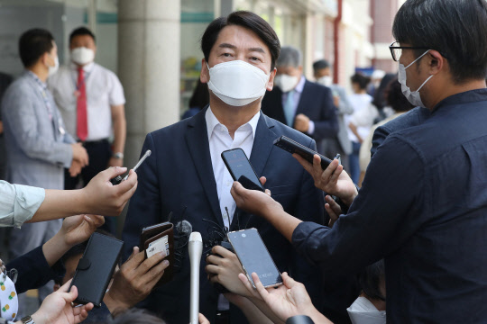 안철수 국민의당 대표가 21일 대구 중구 계명대학교 대구동산병원을 방문한 자리에서 취재진의 질문에 답하고 있다.연합뉴스